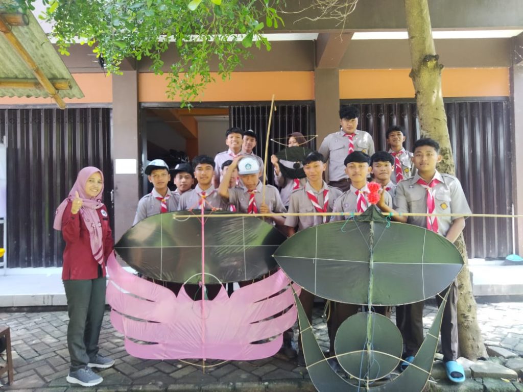 swaracendika.id : Bu Niswah bersama siswa XI TKR A SMK Cendika Bangsa