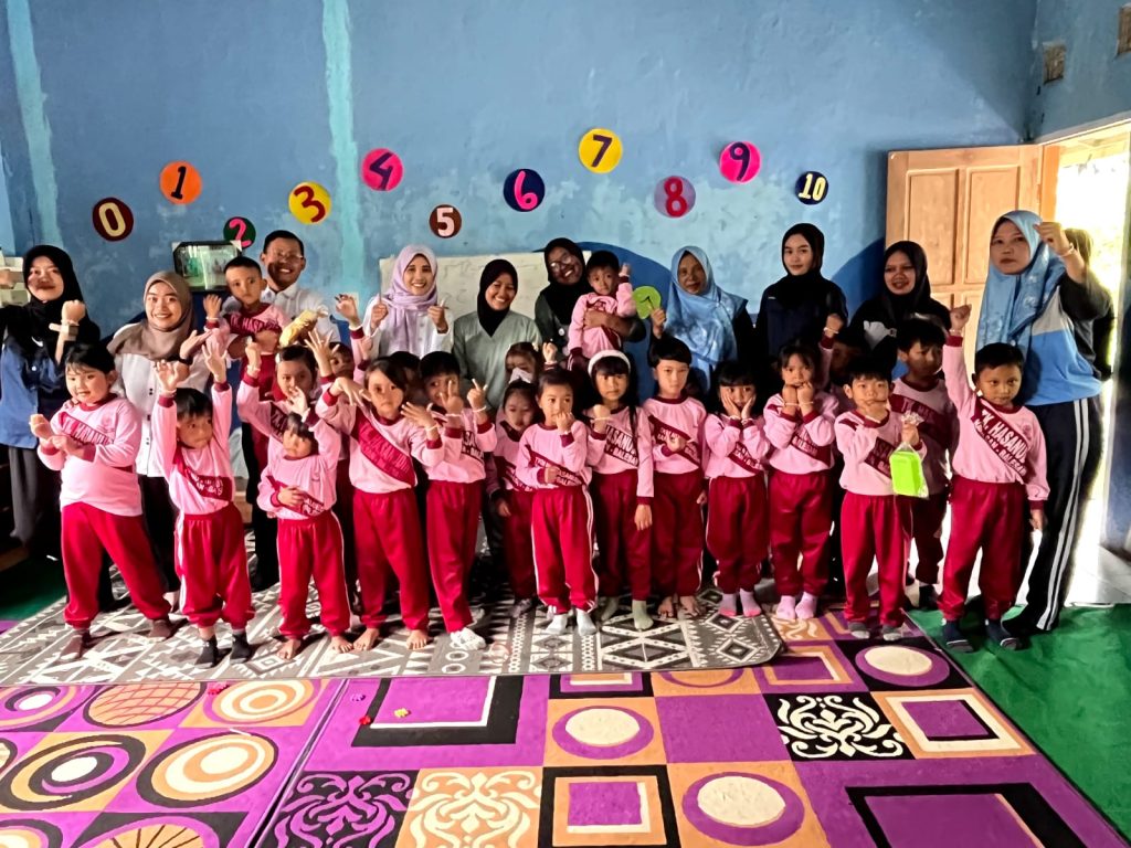 Swaracendika.id: Tim Cahaya Pendidikan SMK CB bersama siswa dan guru TKM NU Hasanuddin 9