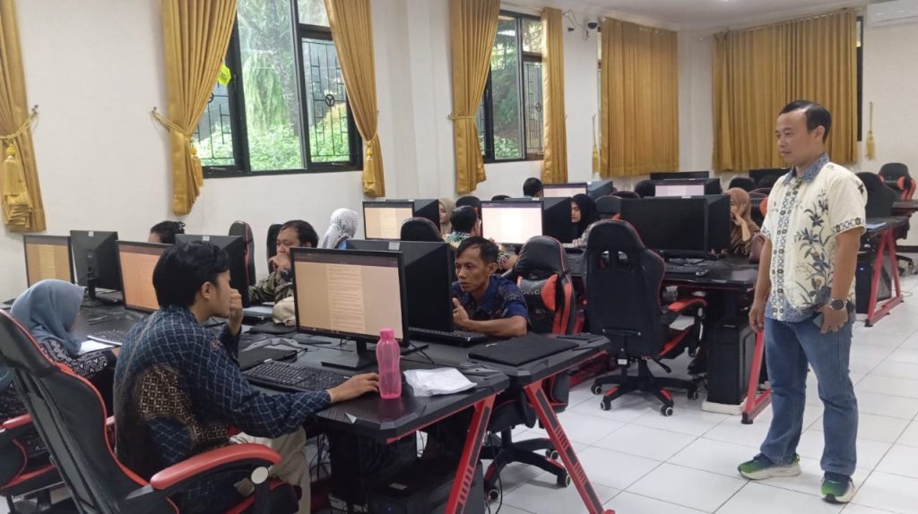 swaracendika.id: tim dosen Universitas Negeri Malang saat proses pelatihan SOP dan CBT untuk perangkat desa