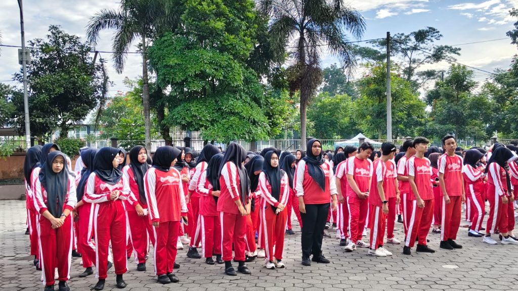 Para siswa SMK Cendika Bangsa bersiap mengikuti jalan sehat