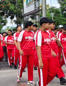 Siswa SMK Cendika Bangsa Kepanjen mengikuti jalan sehat Jumat Wage