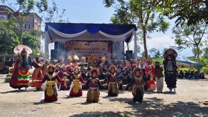 Penampilan siswa pada acara HUT ke 19 SMK CB
